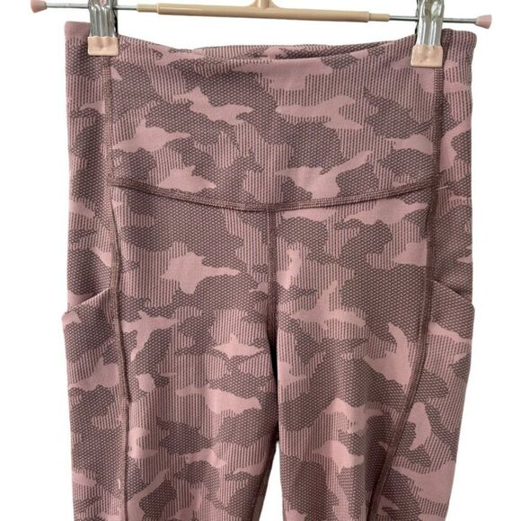 Athleta‎ Ultimate Stash Pocket Textured Camo Capri Leggings Size XXS - Picture 3 of 8